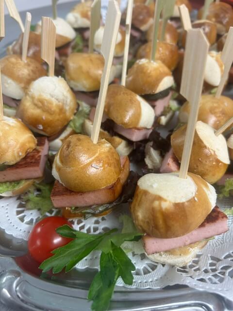 „Bayern-Burger“ – Mini-Laugenbrötchen mit gebratenem Leberkäse und Spezial-Dip