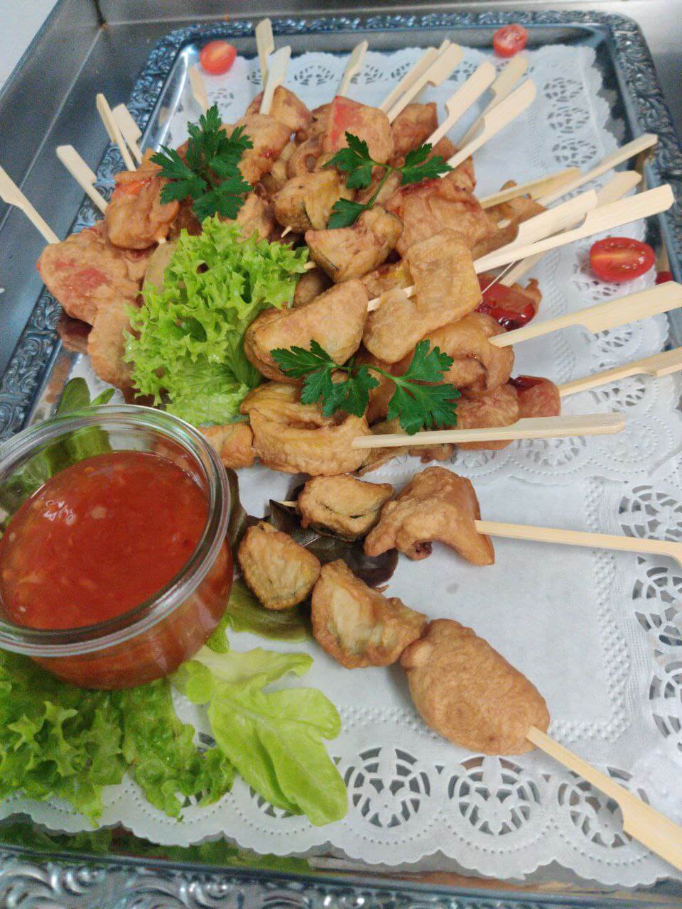 Gebackene indische Gemüse-Pakoras mit Sweet-Chili-Dip