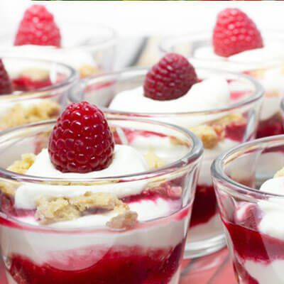 Mascarpone-Quark-Creme mit frischen Beeren im Gläschen