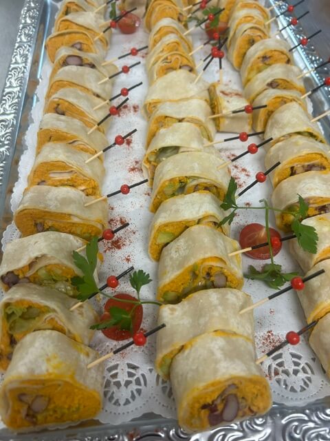 Mediterrane Wrap-Röllchen mit Hummus, Avocado und schwarzen Bohnen
