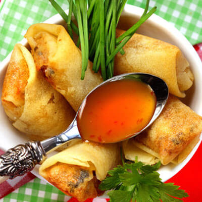 Mini-Frühlingsrollen mit Nori, Sprossen und scharfer Thai-Chili-Soße