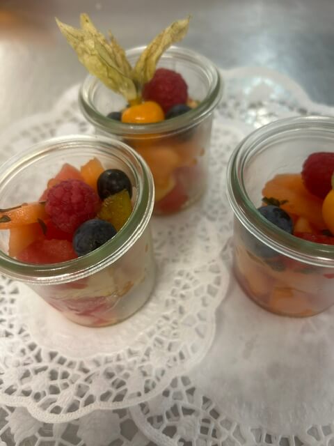 Saisonaler Obstsalat mit Minze im Gläschen