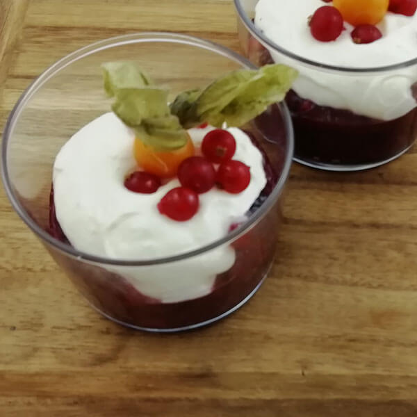 Rote Grütze mit Vanillesauce
