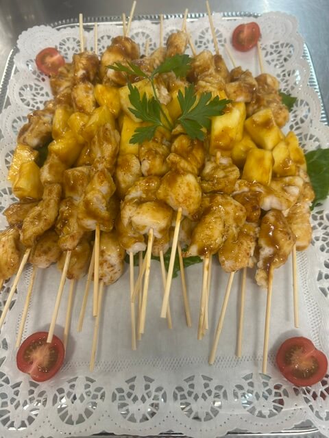 Schweinefleisch-Spieße mit Ananas und Curry-Glasur